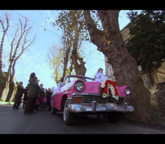 Sedef evlenirken, Şevket gözü yaşlı