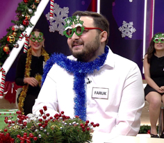 Hoşa gitmek, ilgi çekmek için takınılan çekici, edalı davranış