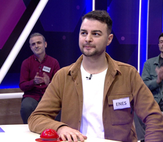 Taneli veya toz durumdaki maddelerin, kalınını incesinden ayırmak için kullanılan delikli gereç