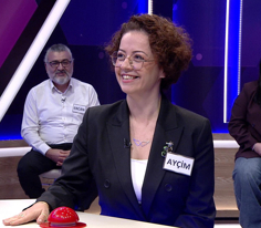 Ölçü aletleri ve saatlerde sayı göstermeye yarayan hareketli iğne