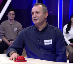 Sıraları arkaya doğru basamaklı olarak yükselen büyük derslik