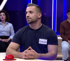 Kanatlarının altındaki havanın yaptığı basınç yardımıyla yükselip ilerleyebilen motorlu hava taşıtı