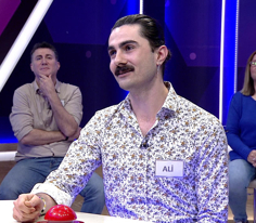 Bir yerden başka bir yere yürüyerek giden kimse