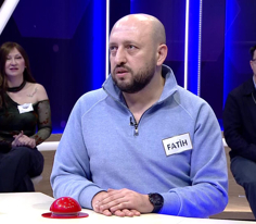 Esnekliği az olan, kolayca eğilip bükülmeyen