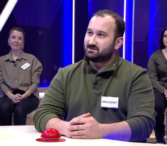 Tarlalarda toprağı işlemek için kullanılan demir saplı bir kazı aracı