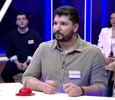 Benekleri dört köşeli ve kırmızı renkli olan iskambil kâğıdı