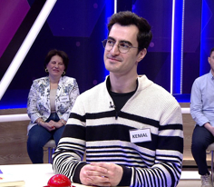 Deniz kenarına yapılmış büyük ve görkemli görünen ev