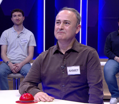 Vücudun dik bir şekilde kollar üzerinde dengede durmasıyla yapılan hareket