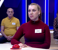 Başka bir şeyin istemine, gücüne bağlı olan, özgürlüğü, özerkliği olmayan