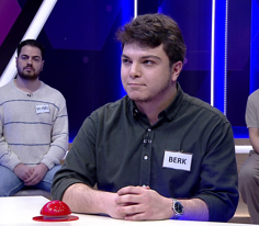 Taşıtlarda, özellikle uçaklarda yolcu ağırlayan erkek