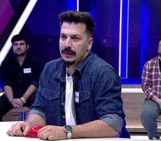 Arapça kökenlisi "mızrap" olan sözcüğün İtalyanca kökenli karşılığı