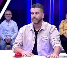 Birine veya bir şeye uyan, onun arkasından giden