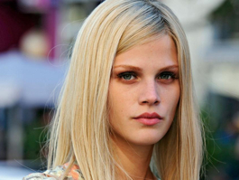 DOKUZ PERUKLU KIZ - Fragman