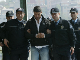 Aşk Yakar 20. Bölüm