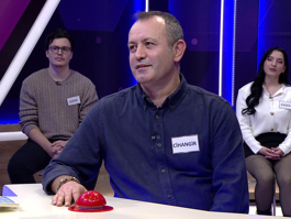 Sıraları arkaya doğru basamaklı olarak yükselen büyük derslik