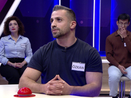 Kanatlarının altındaki havanın yaptığı basınç yardımıyla yükselip ilerleyebilen motorlu hava taşıtı