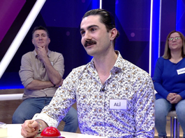 Bir yerden başka bir yere yürüyerek giden kimse