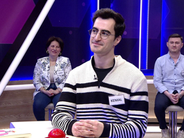 Deniz kenarına yapılmış büyük ve görkemli görünen ev