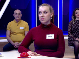 Başka bir şeyin istemine, gücüne bağlı olan, özgürlüğü, özerkliği olmayan