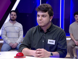 Taşıtlarda, özellikle uçaklarda yolcu ağırlayan erkek