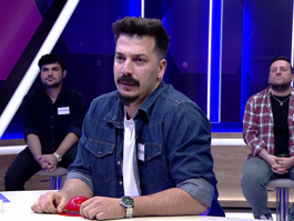 Arapça kökenlisi "mızrap" olan sözcüğün İtalyanca kökenli karşılığı