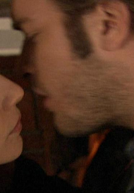 Behlül, Bihter'i öpüyor