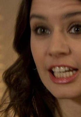 "Çek ellerini üstümden anne"