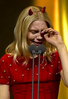 Aleyna Tilki ödülü alırken gözyaşlarına boğuldu!