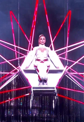 İrem Derici’den Açılış Şovu