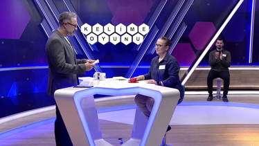 Futbolda havadan gelen topa sıçrayarak ayakla vurma