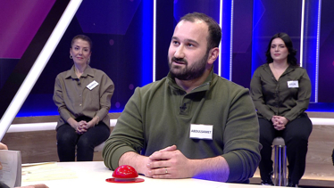 Tarlalarda toprağı işlemek için kullanılan demir saplı bir kazı aracı