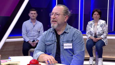 Yarışma programlarında sunucuya yardımcı olan erkek