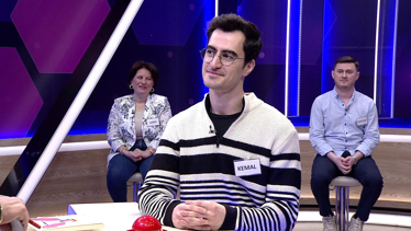 Deniz kenarına yapılmış büyük ve görkemli görünen ev