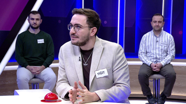 Birleşik bir ışık demetinin bir biçimden geçtikten sonra ayrıldığı renklerden oluşmuş görüntü