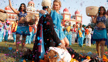 MACERA AVCILARI HİNDİSTAN'DA - Fragman