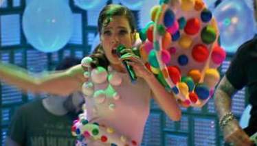 Nil Karaibrahimgil 'Yalan Dünya'da