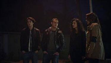 Kerem, Zeynepe jest yapıyor