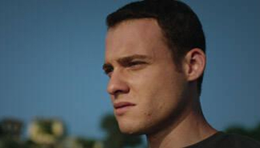 Kerem Zeynep'i çiçeklerle uğurluyor