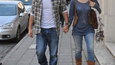 Aşıklar ilk kez el ele