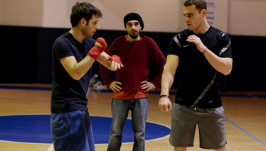 Güneşi Beklerken'de yumruklar konuşuyor!