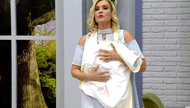 Anne ile Bebeği Saran Havlu Yapımı