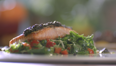 Maydanoz ve Taze Soğan Salatalı Somon Tava