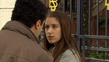 Ne cürretle bana elini sürüyorsun?