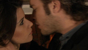 Behlül, Bihter'i öpüyor