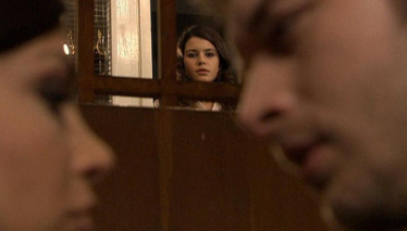 Behlül, Bihter'in gözünün önünde Elif’i öpüyor!