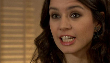 "Çek ellerini üstümden anne"