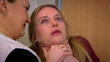 Emel'in zor anları!