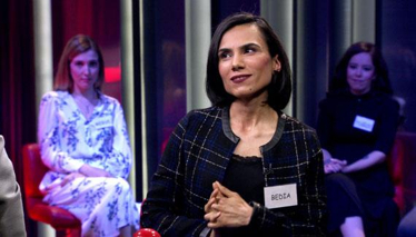 "Meydanı boş bulmuş, at oynatıyor"