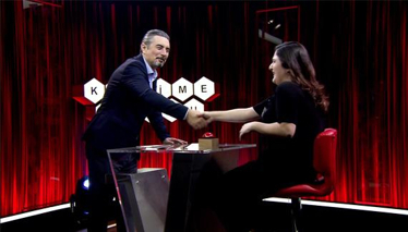 Dikkatsizce, etrafa dağıtarak, düşürerek, taşırarak anlamındaki söz dizisi!