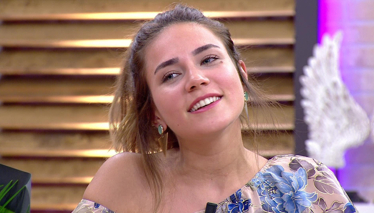 Buse Varol'dan canlı yayında Yıldız Tilbe şarkısı